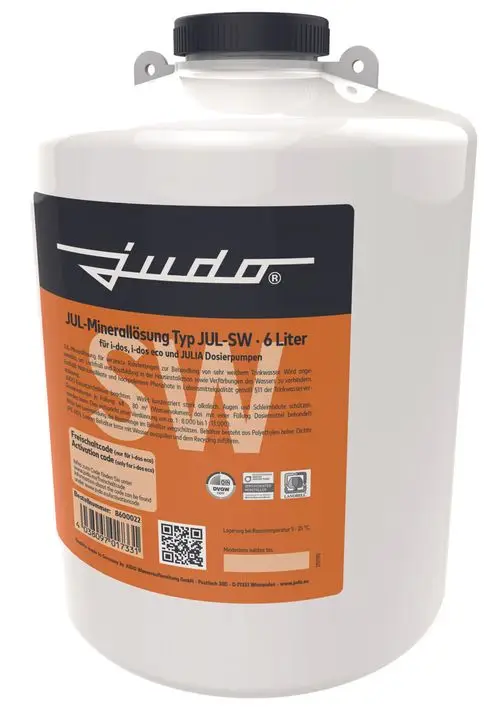 Transparenter Kunststoffbehälter mit schwarzem Deckel, beschriftet mit Produktinformationen und Warnhinweisen zu einer Mineralienlösung von Judo. Verpackungsgröße: 6 Liter.